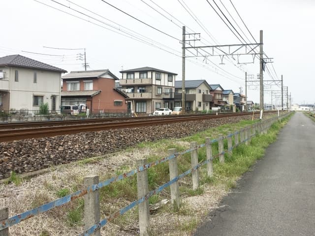 線路沿いの暮らし - 鉄道と共に生きる家々